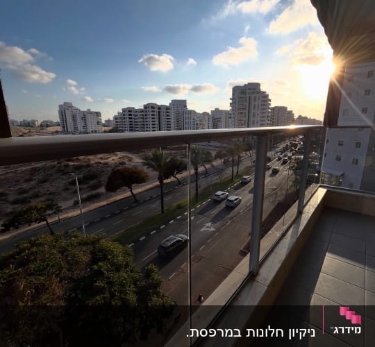 ניקיון חלונות במרפסת.